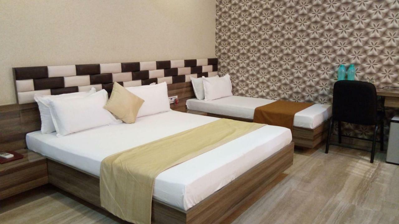 Navsari Hotel Shahi Darbar מראה חיצוני תמונה